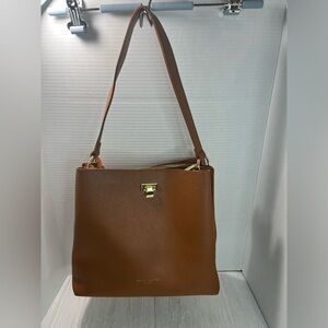 Elegant Leather Shoulder Bag in Brown